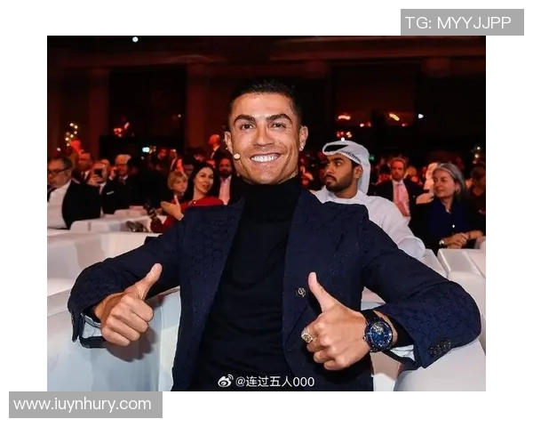 足球明星魅力无限黑色衬衫时尚搭配展现个性风采与运动精神